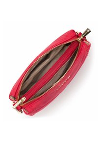 Pochette con zip in pelle rossa con hardware dorato, con interno marrone, due scomparti e una texture liscia.