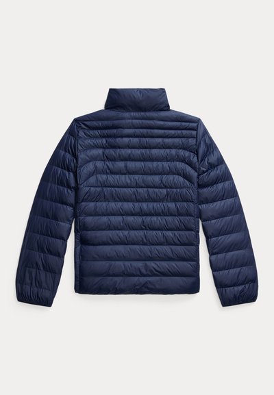 Marineblå pufferjakke med høy krage, med horisontale quiltede mønstre og lange ermer, laget av glatt, blankt stoff.