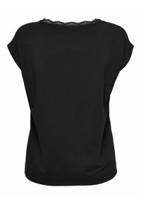 Top negro de manga corta con una textura suave, dobladillo curvado y un delicado encaje alrededor del escote. Diseño simple y de corte relajado.