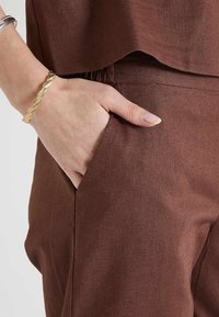Grain de Malice LARGE - Pantalones - marron