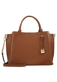 Brązowa torebka Michael Kors z fakturowanej skóry z podwójnymi uchwytami, złotym łańcuszkiem oraz trójkątnym złotym charms'em w kształcie kłódki z przodu.