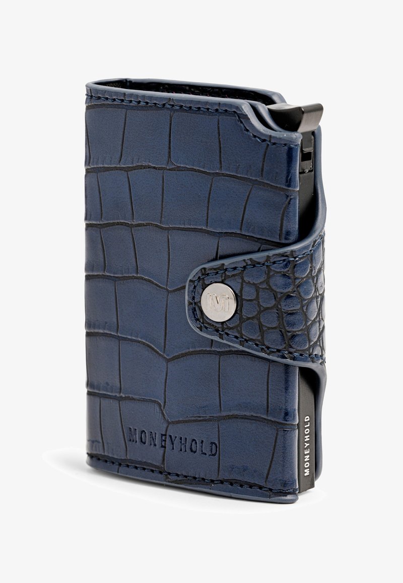 Niebieski portfel w wzór krokodyla, wykonany z teksturowanej skóry, z zapięciem na srebrny zatrzask oraz eleganckim, kompaktowym designem.