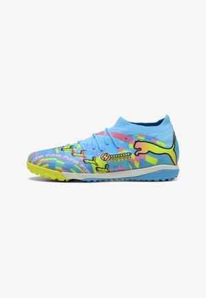 Lichtblauwe voetbalschoen met neon gele zool en Puma-logo, met kleurrijke gepixelde hart- en energiegrafische ontwerpen.