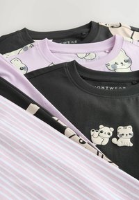 Quattro magliette da notte in nero, viola e rosa. I design presentano grafiche di animali e righe orizzontali. Tessuto di cotone morbido, colletto a girocollo.