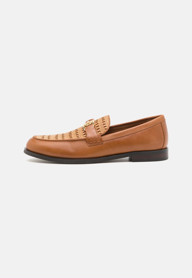 Bruine leren loafers met een geweven textuur op de voorkant, gouden hardware als accent, platte zool en een ronde neus.
