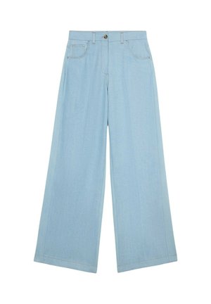 Lichtblauwe wijde jeans met voorkwabben, riemlussen, een metalen knop en zichtbare stiksels op een witte achtergrond.