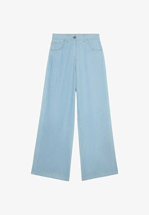 Lichtblauwe wijde jeans met voorkwabben, riemlussen, een metalen knop en zichtbare stiksels op een witte achtergrond.