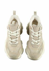 Beige Sneaker mit Obermaterial aus Mesh und Wildleder, runde Zehenform, dicke Sohle und weißen Schnürsenkeln. Merkmale sind Logoakzente auf der Zunge und der Rückseite.