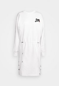 Robe décontractée blanche à manches longues avec cordons de serrage réglables à la taille, détails à boutons sur les côtés et petit logo noir "Boss" sur le haut gauche de la poitrine.
