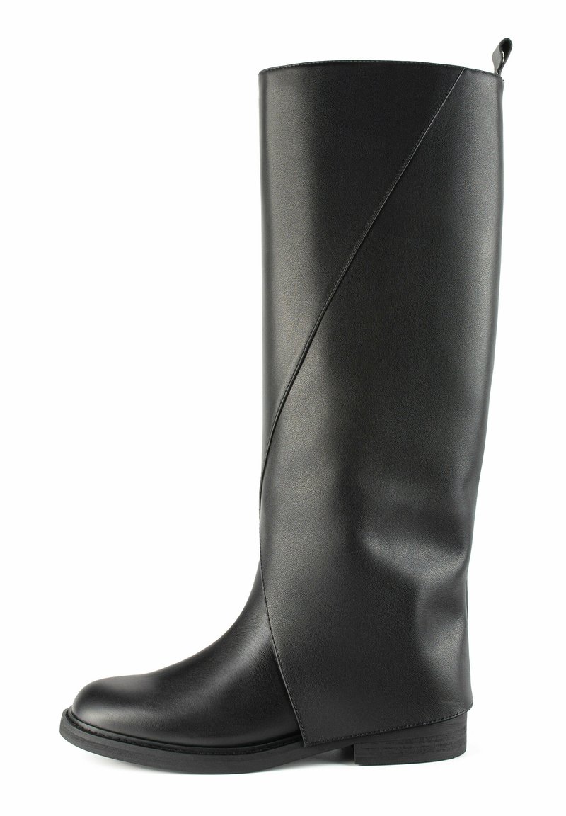 Black knee-high boots made of smooth leather with a diagonal seam design and a low, flat heel. Features a pull tab at the back.