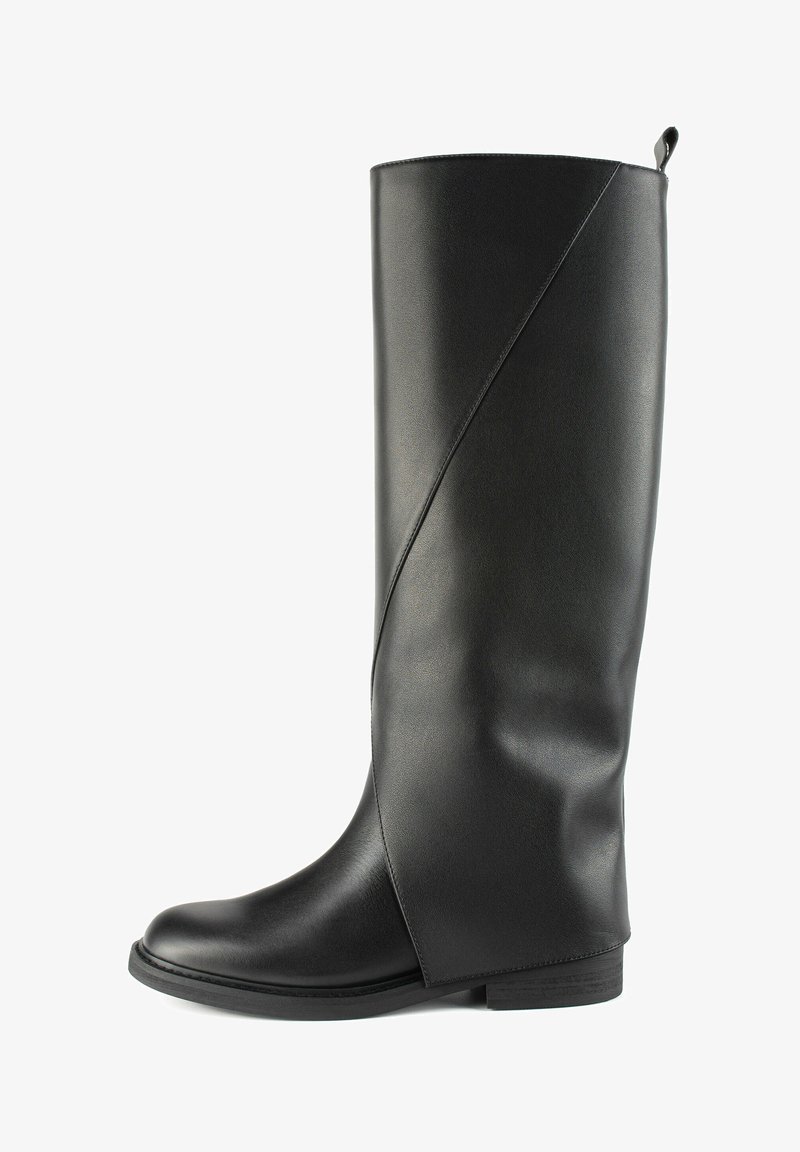 Bottes noires jusqu'aux genoux en cuir lisse avec un design de couture diagonal et un petit talon plat. Comprend une sangle à l'arrière.