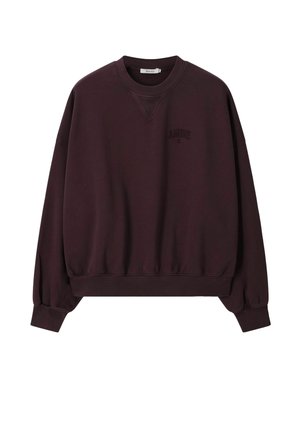 Donkerbruine crewneck trui met geribde kraag, boorden en zoom, voorzien van kleine ingegraveerde tekst op de linkerborst.