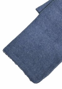 Blå uldscarf med en blød tekstur. Har en glat finish og lidt frynset kanter. Firkantet form, velegnet til drapering.