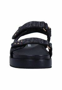 Zwarte sandalen met een gequilt bovendeel, twee verstelbare banden, gouden hardware en een gevoerde zwarte zool.