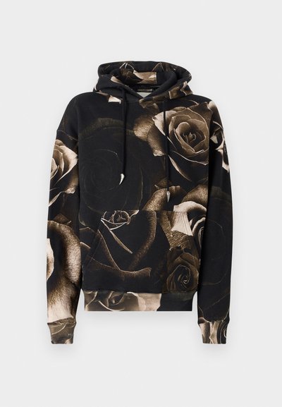Svart hoodie med en stor blomstertryck av rosor i nyanser av grått och brunt. Har en kenguruficka och justerbar dragsko på huva.