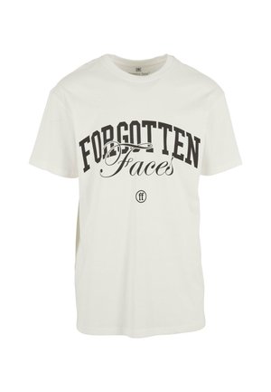 Biela bavlnená tričko so výrazným čiernym textom, ktorý znie "ZABUDNUTÉ tváre", s dekoratívnym prvkom písma, krátkymi rukávmi a klasickým strihom.