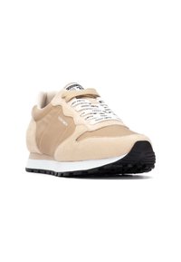Sneaker atletica beige con tomaia in suede e tessuto, lacci bianchi con stampa del logo, collo imbottito e suola in gomma nera con battistrada a motivo.