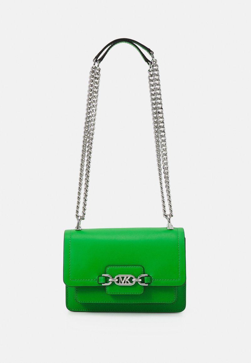 Sac à main en cuir vert de forme rectangulaire, avec des bretelles en chaîne argentées et un fermoir avec logo. Texture lisse, design minimaliste.