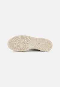 Nike Sportswear DUNK LOW UNISEX - Baskets basses - white/light silver/phantom