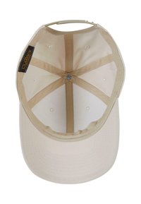 Beige baseball cap set fra oven, med en glat stof, stikningsdetaljer, indvendig foring og et lille mærke på siden.