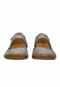 Šedé kožené boty typu mary jane s kulatou špičkou, diagonálním páskem a béžovou gumovou podrážkou. Texturovaný svršek a perforovaná stélka pro prodyšnost.