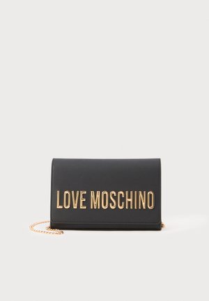 Svart skinnklype med en gull "LOVE MOSCHINO"-logo, brett design og gullkjedehank. Glatt tekstur og minimalistisk stil.