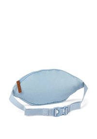 Hellblaue Stoffbauchtasche mit glatter Textur, geschwungener Form, verstellbarem Gurt und einem braunen Lederakzent in der Nähe des Reißverschlusses.