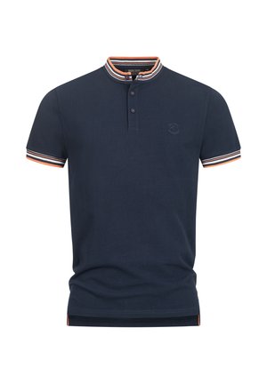 Tengerészeti póló gallérral, két gombbal és narancs és fehér csíkozással az ujjakon. Kis logó található a mellen.