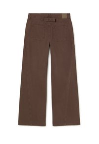 Pantalones marrones de pierna ancha con bolsillos traseros, pasadores para cinturón y un cinturón ajustable con hebilla en la cintura, exhibidos sobre un fondo blanco.