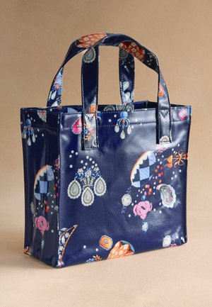 Granatowa torba typu tote o błyszczącym wykończeniu, ozdobiona kolorowymi abstrakcyjnymi i kwiatowymi wzorami, wyposażona w dwa szerokie uchwyty.