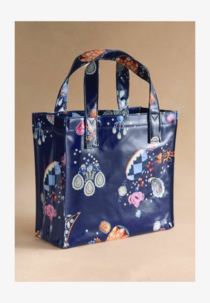 Marineblå mulepose med skinnende finish, dekoreret med farverige abstrakte og blomsteragtige mønstre, med to brede håndtag.