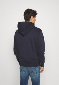 Tommy Hilfiger FLAG LOGO HOODY - Camisola - desert sky