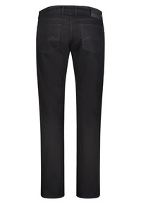 Jean en denim noir avec une coupe droite, des coutures contrastantes, deux poches arrière avec un design courbé et une texture lisse.