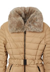 Giubbotto invernale beige trapuntato con un ampio colletto in morbida pelliccia sintetica, zip frontale, cintura elastica regolabile e tasche con zip.