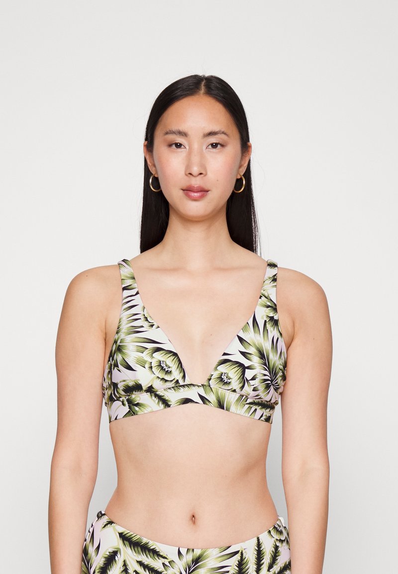 Top de bikini com padrão floral e decote profundo. Apresenta alças largas, padrões de folhas verdes e pretas sobre um fundo claro. Textura de tecido suave.
