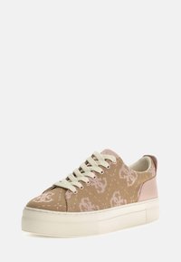 Zapatilla rosa y beige con un patrón texturizado, presenta cordones blancos, una suela blanca gruesa y detalles de cuero rosa suave en el talón.