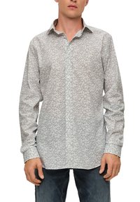 Langarmhemd aus hellgrauem Stoff mit einem schwarzen geometrischen Muster. Button-down-Kragen und Manschetten mit dekorativen Akzenten.