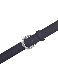 Cintura in pelle nera con fibbia ovale argentata e multiple aperture di regolazione su sfondo bianco.