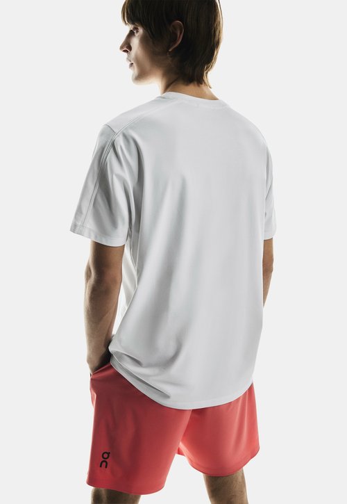 On FOCUS - Basic T-shirt - white — foto 5