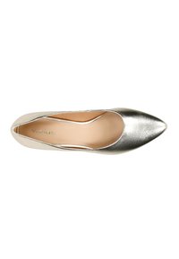 Pumps argentati con punta affusolata, texture liscia, lati a basso taglio e soletta beige. Design elegante senza hardware o motivi visibili.