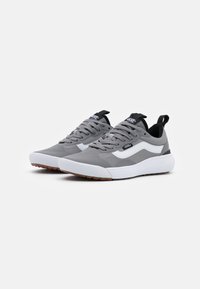 Vans ULTRARANGE EXO - Sportcipő - frost gray/true white