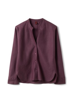 Chemise prune à manches longues avec encolure ronde, boutonnage devant et ourlet arrondi sur fond blanc.