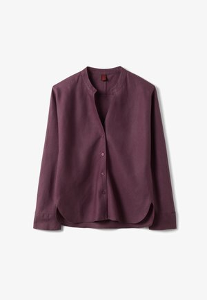 Chemise prune à manches longues avec encolure ronde, boutonnage devant et ourlet arrondi sur fond blanc.