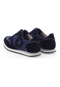 Dunkelblaue Sneakers aus einer Mischung von Wildleder und Nylon, mit einem Sternemblem, Schnürdesign und weißer Gummisohle mit Traktionsmuster.