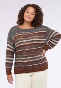 Pletený svetr s širokým výstřihem, s vodorovnými pruhy v hnědé, šedé a krémové barvě, strukturovaný materiál a žebrované manžety.