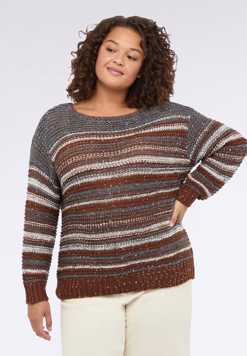 Pletený svetr s širokým výstřihem, s vodorovnými pruhy v hnědé, šedé a krémové barvě, strukturovaný materiál a žebrované manžety.