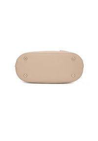 Borsa in pelle beige di forma ovale, con dettagli in metallo dorato e quattro piedini in metallo. Texture liscia con bordi cuciti.