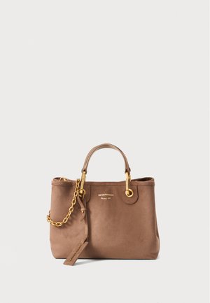 Braune Wildleder-Tasche mit goldfarbenen Beschlägen, doppelten Griffen und einem Kettenriemen. Enthält ein Logodetail und hat eine flache, strukturierte Form.