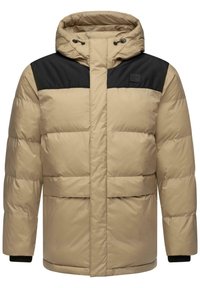 Tan pufferjakke med sorte skuldre, der har hætte, lynlås foran og store lommer. Materialet er glat med en puffy tekstur.