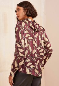 Friends Like These ROLL NECK TIE BACK ANIMAL PRINT-REGULAR FIT - Blūze - brown